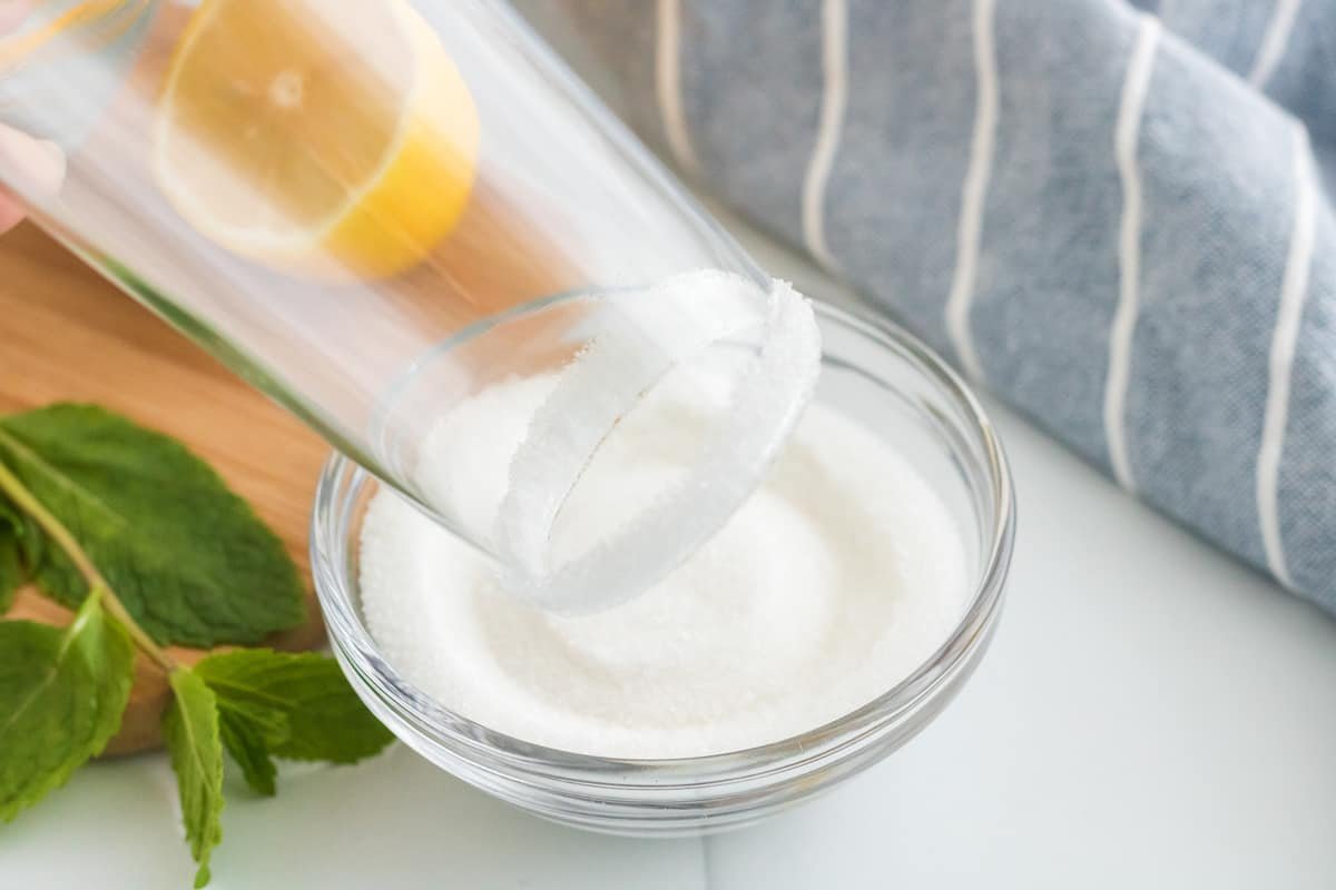 Copo de champanhe sendo mergulhado em açúcar.