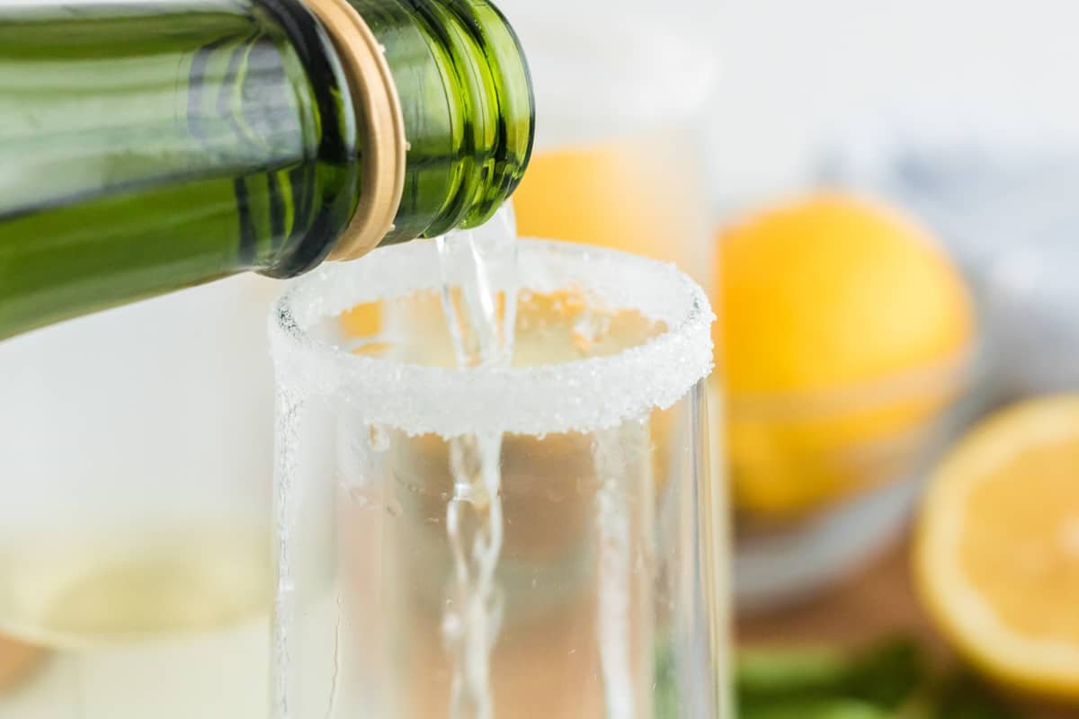 Champanhe sendo derramado em um copo.