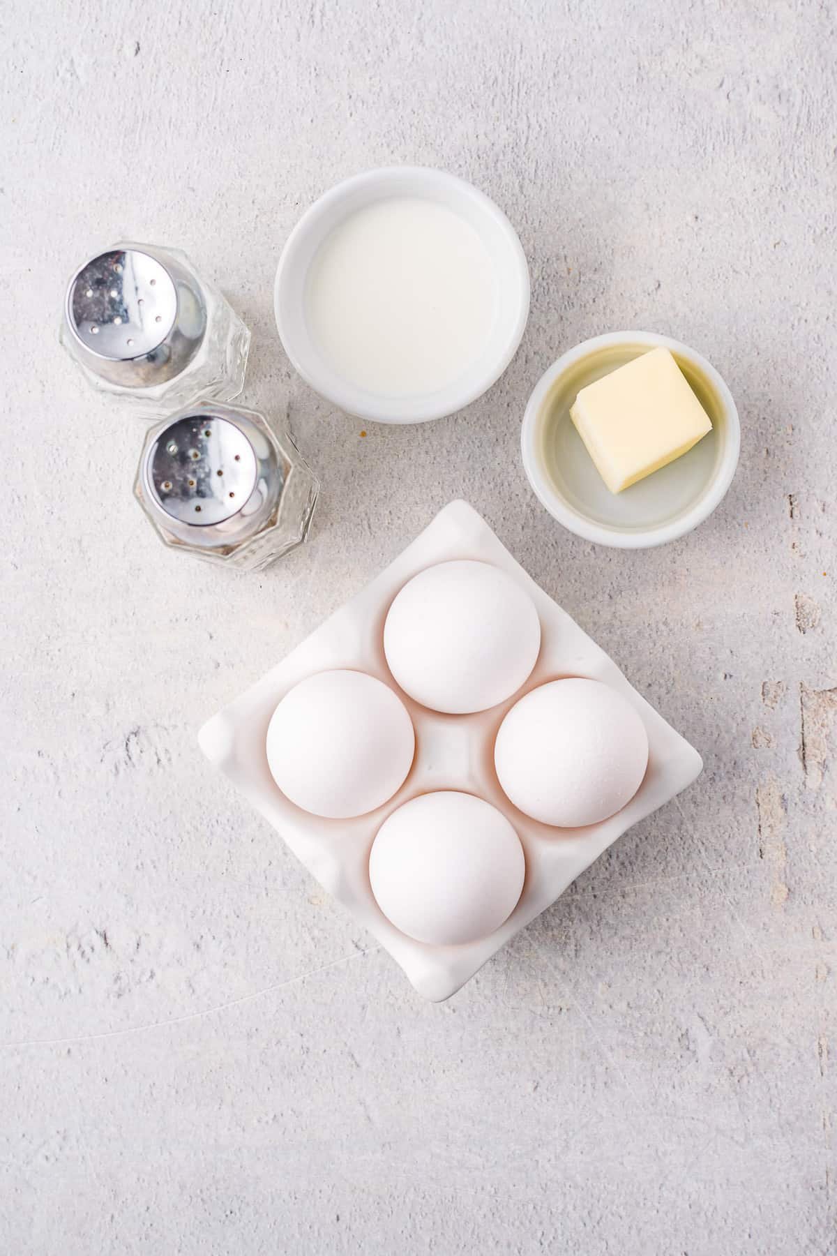 Ingredientes necessários: ovos, manteiga, leite, sal e pimenta.