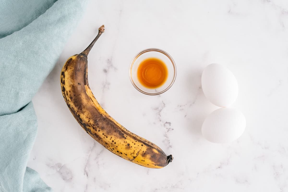 Ingredientes necessários para panquecas de banana com baunilha.