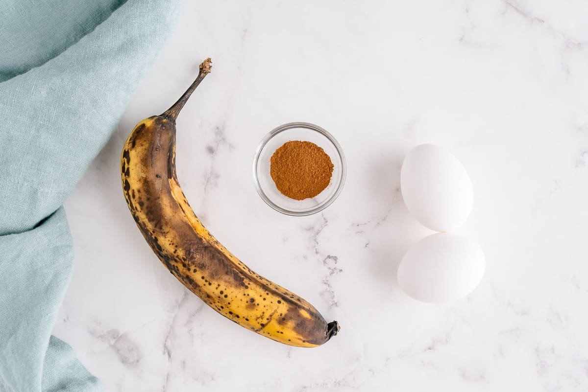 Ingredientes necessários para panquecas de banana e canela de dois ingredientes.