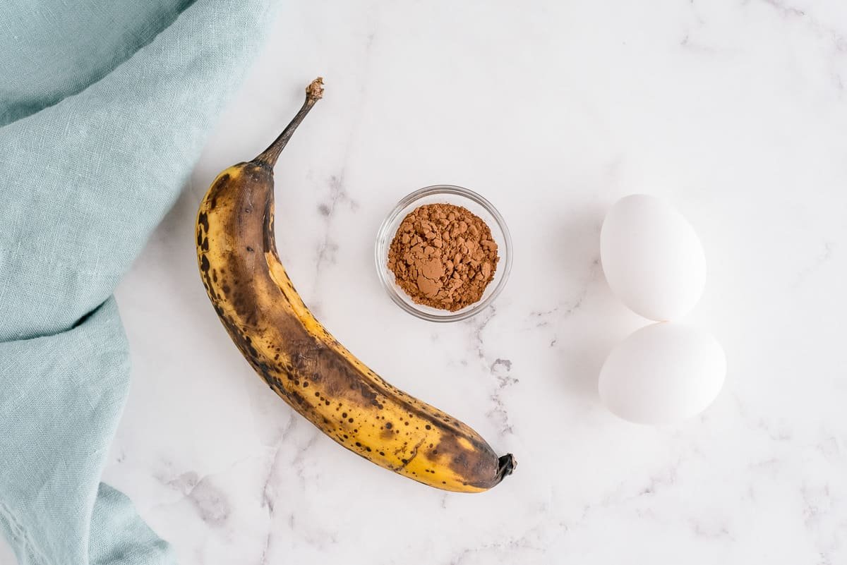Banana, ovos e cacau em pó.