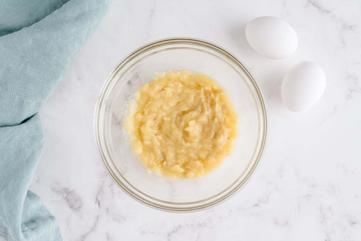 Bananas amassadas em uma tigela de vidro.