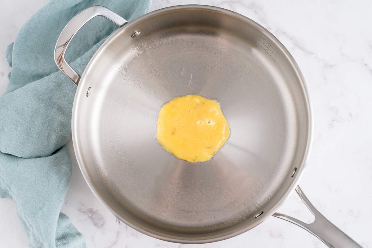 Uma pequena panqueca na frigideira.