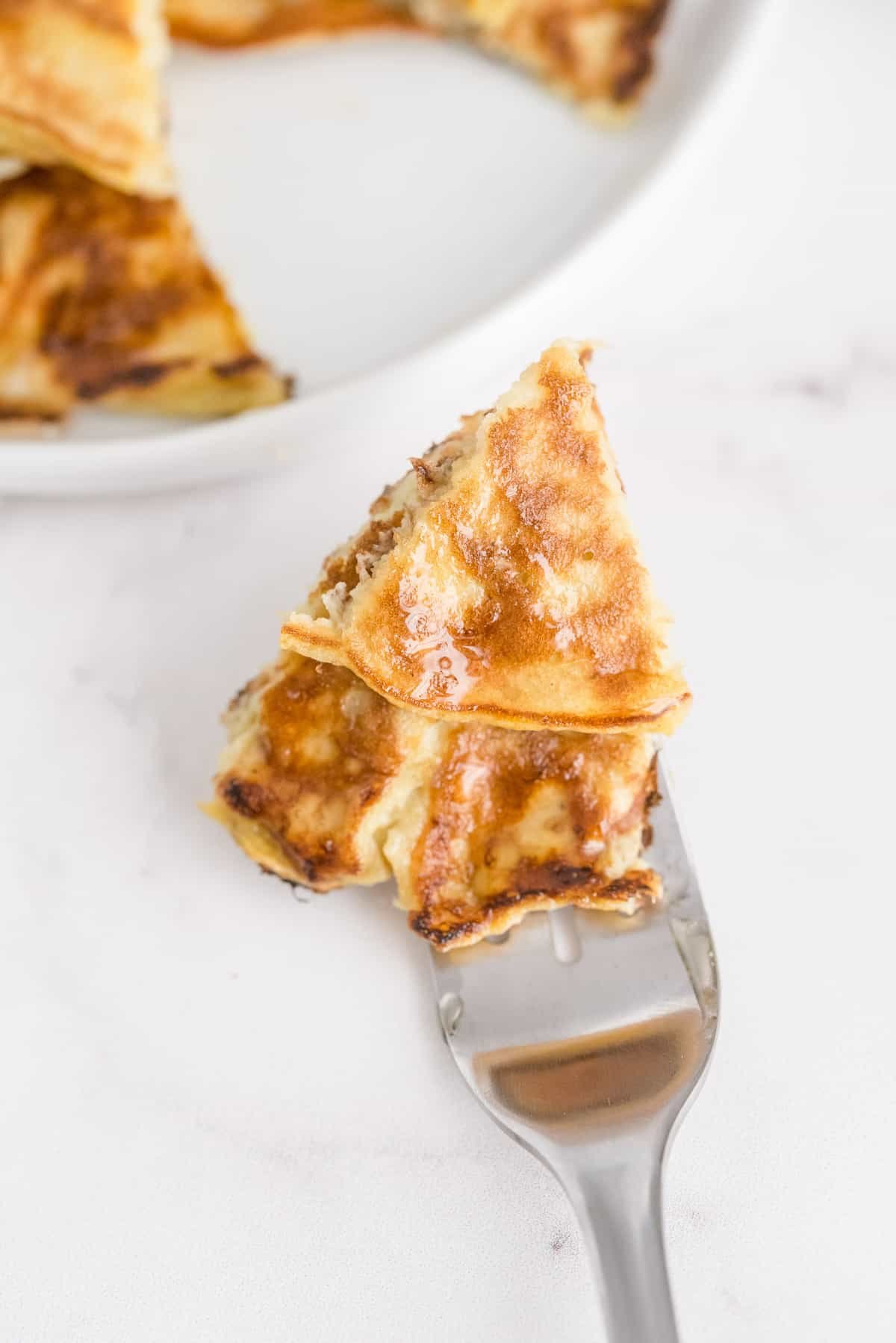 Close up de panquecas de banana em um garfo.