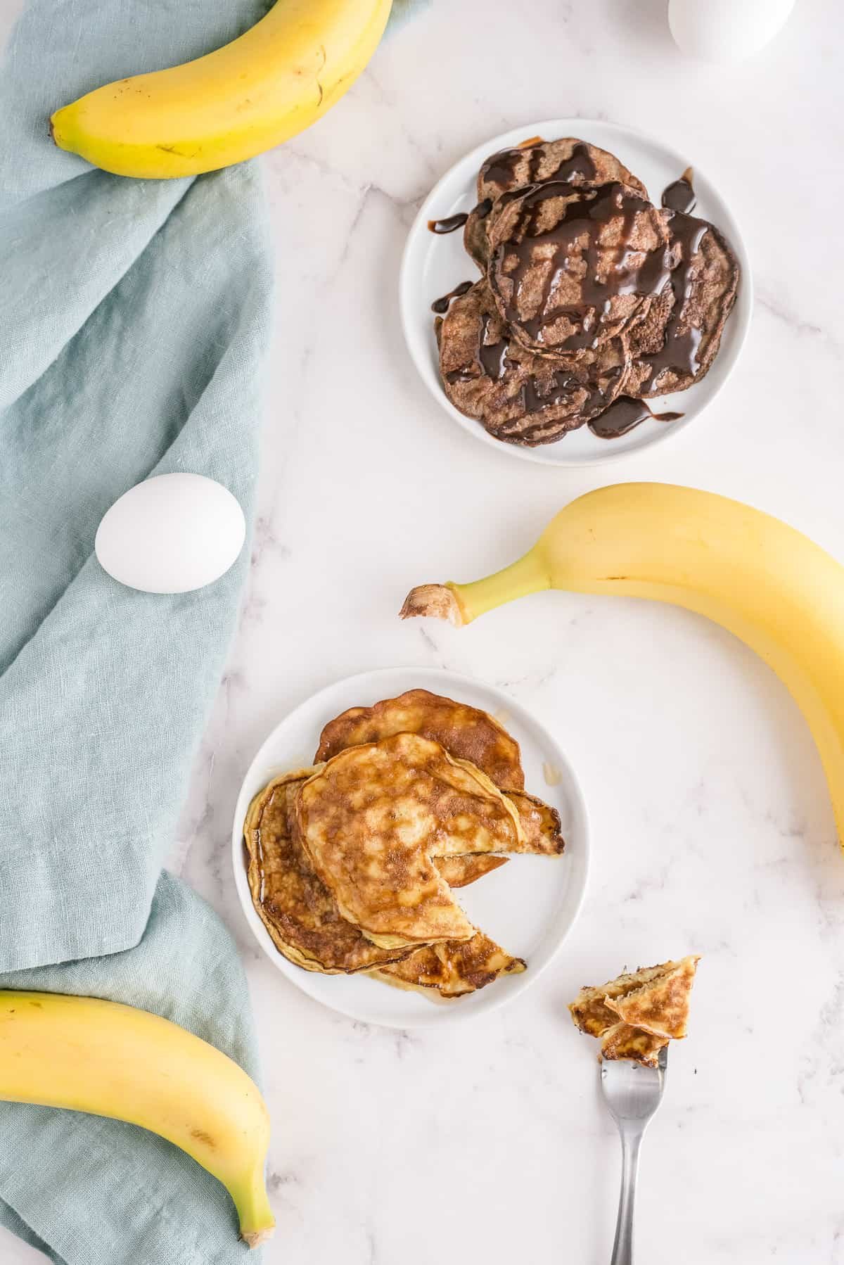 Duas variedades de panquecas de ovo e banana.