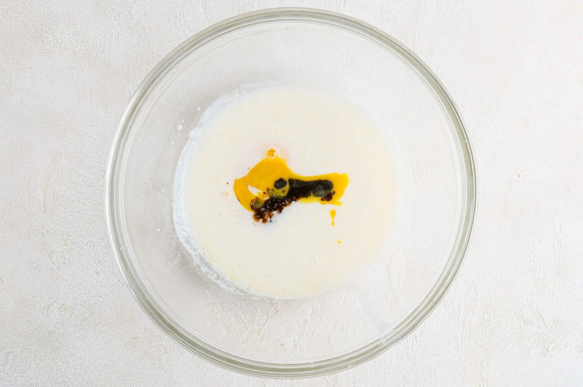 Ovos e baunilha adicionados à tigela.