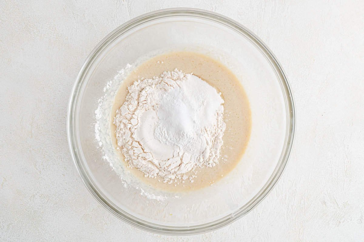 Ingredientes secos sobre ingredientes molhados.