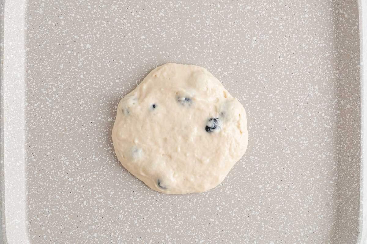 Panqueca crua na chapa.