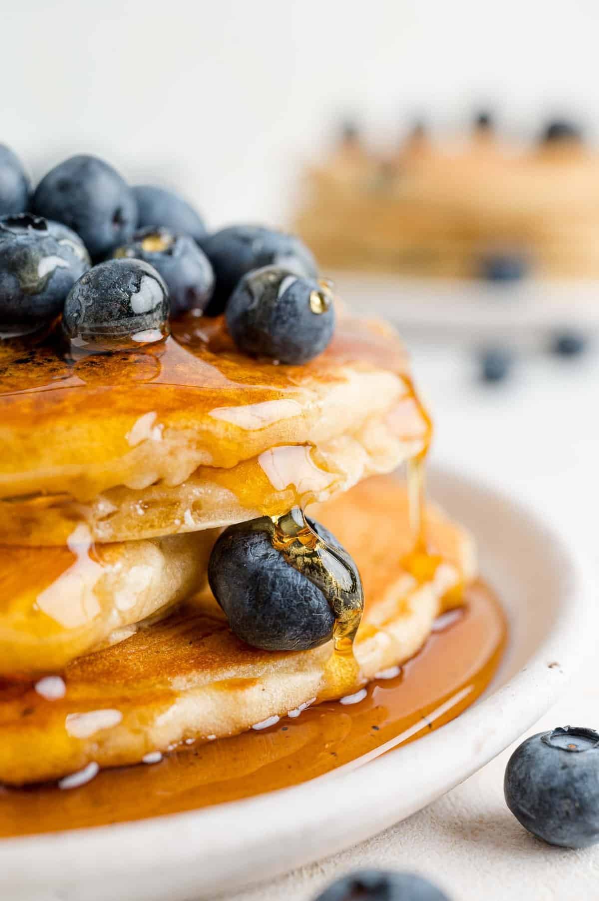 Xarope escorrendo de um monte de panquecas.