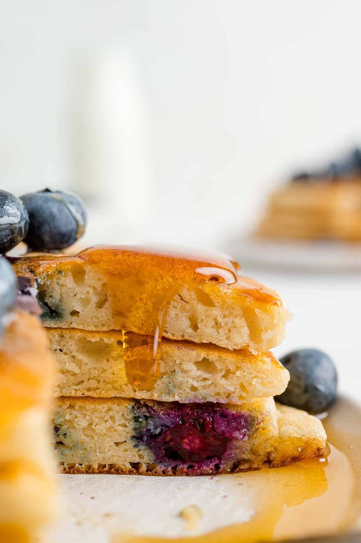 Panqueca de mirtilo com buttermilk, cortada para mostrar o interior.