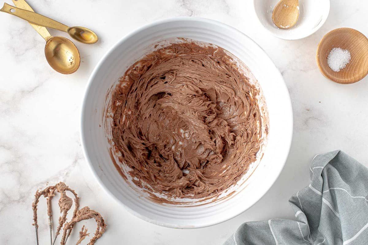 Ingredientes misturados juntos numa tigela de mistura.