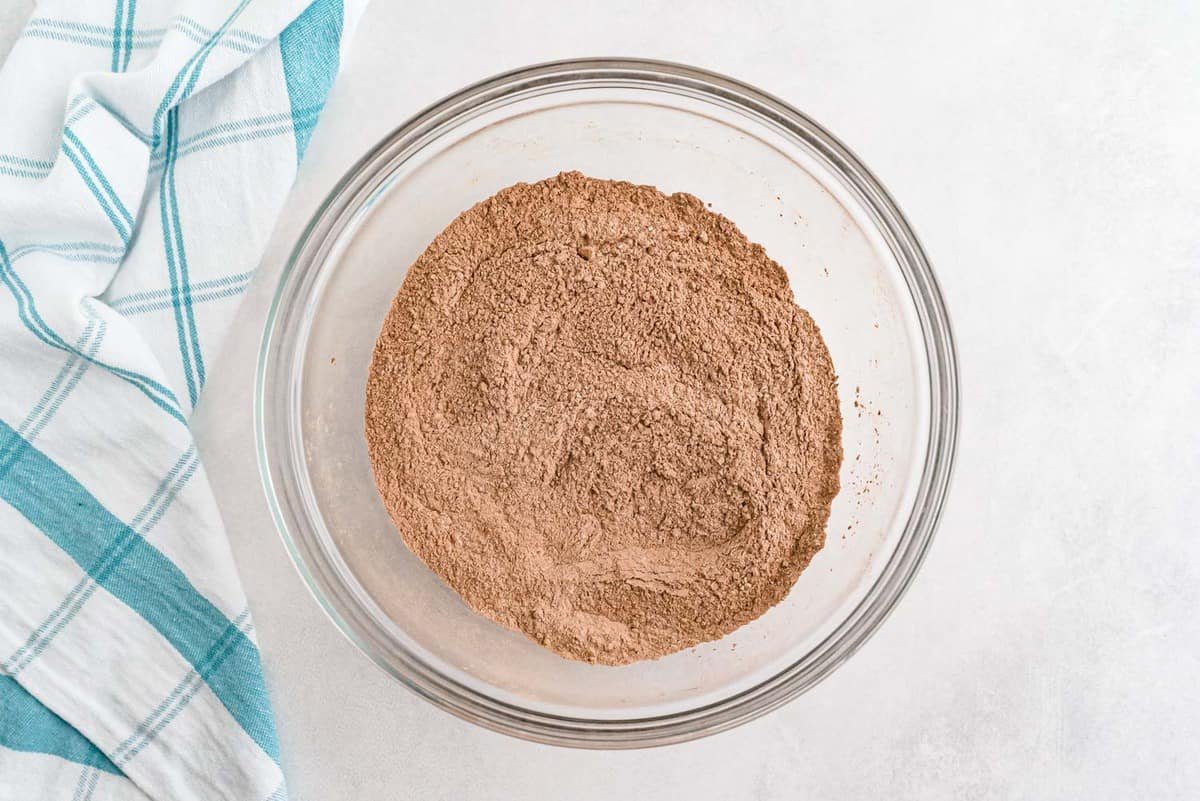 Ingredientes secos em uma tigela de vidro transparente.