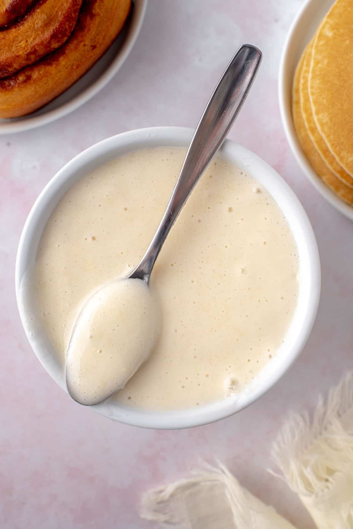 Glacê em uma tigela e em uma colher.