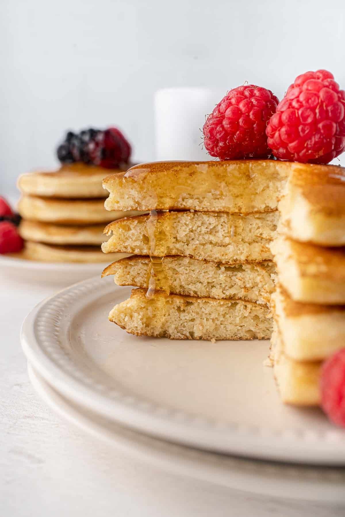 Xarope escorrendo por um monte de panquecas cortadas.