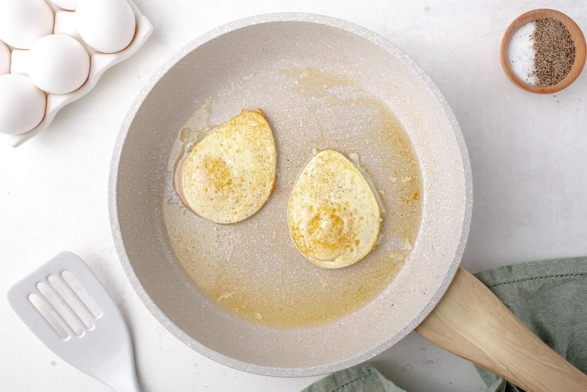 Ovos em uma panela de cor clara.