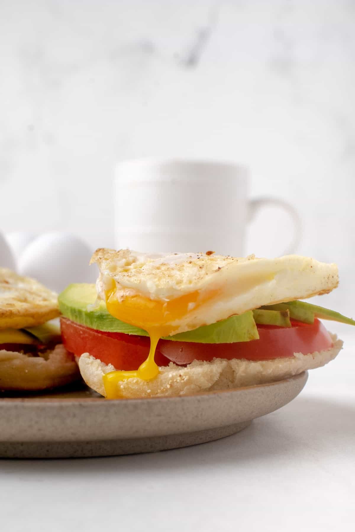 Ovo com gema escorrendo.