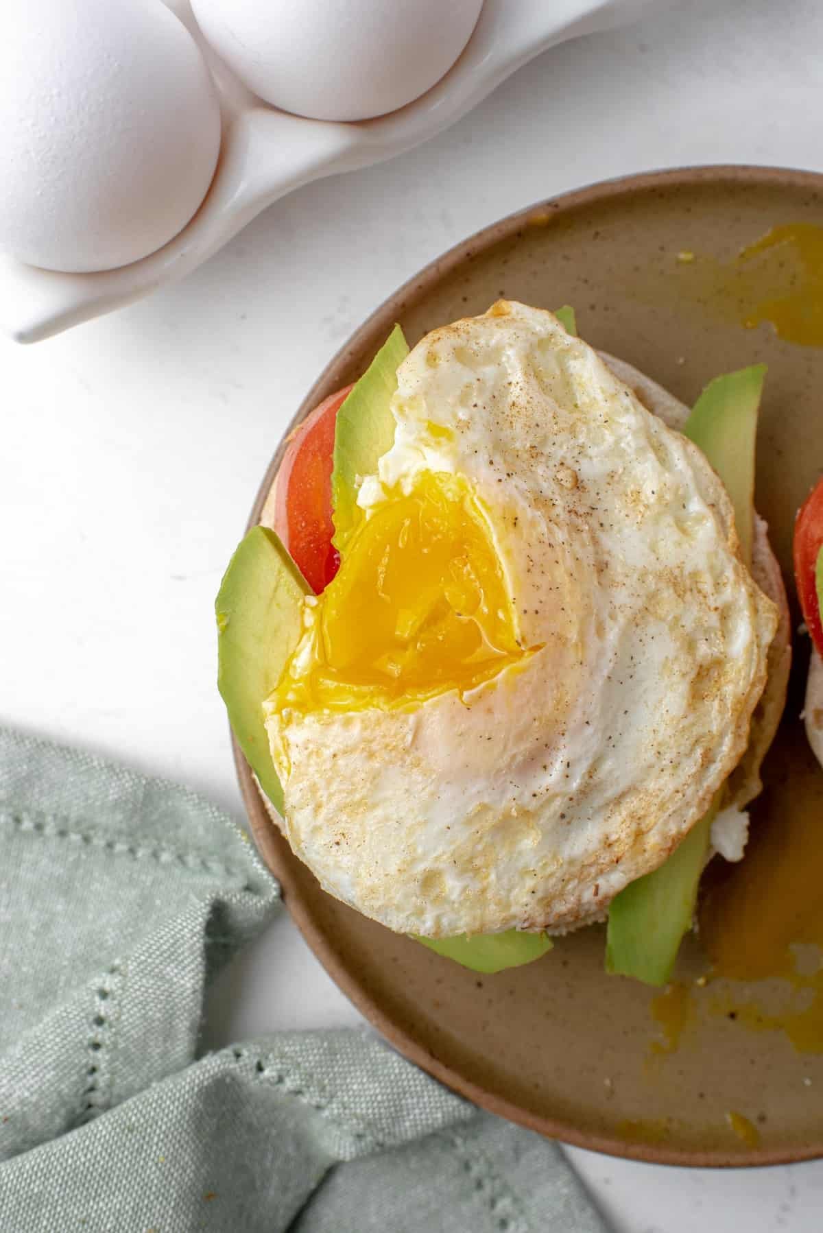 Ovo médio com parte da clara cortada para mostrar a gema.