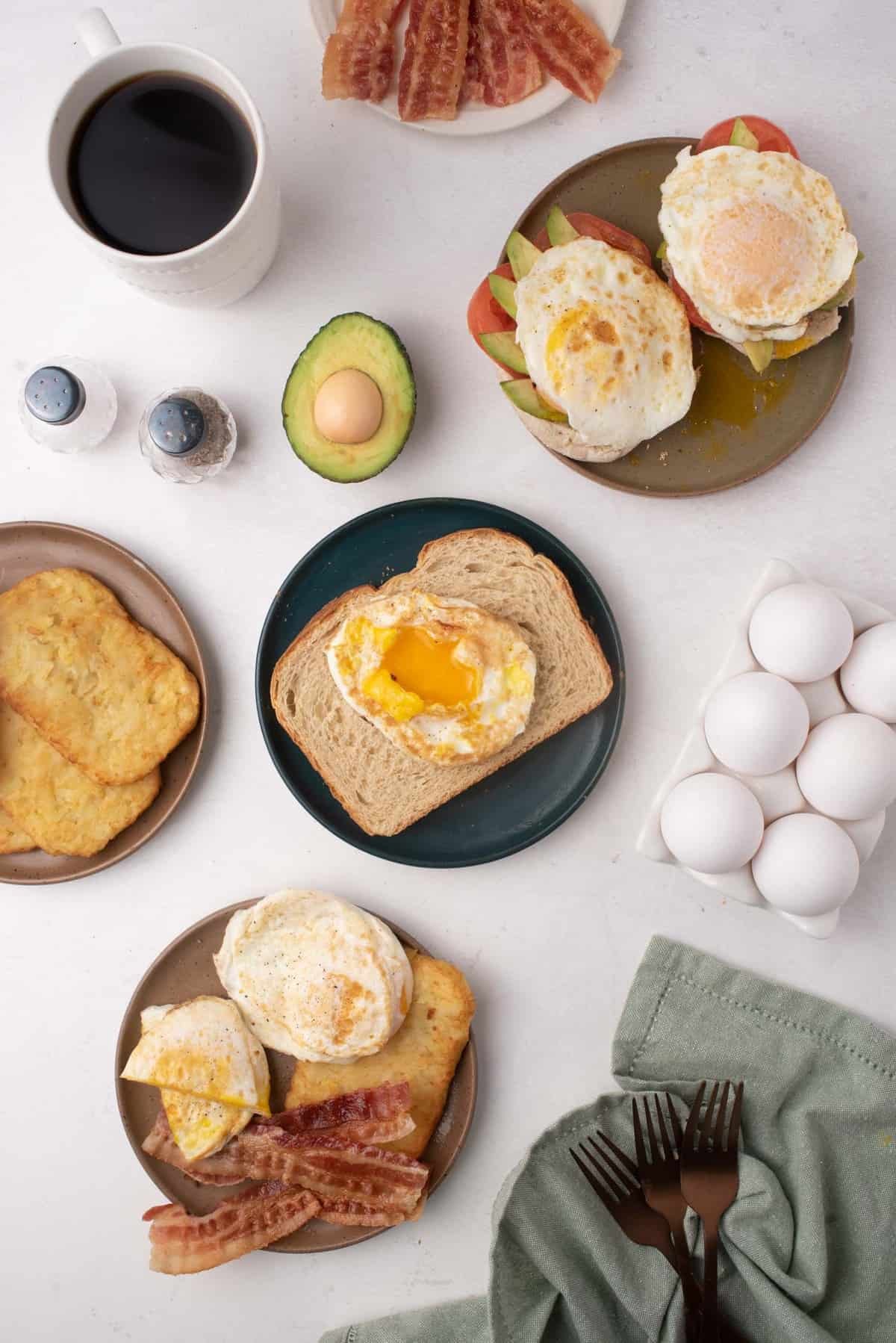 Ovos preparados de várias maneiras.