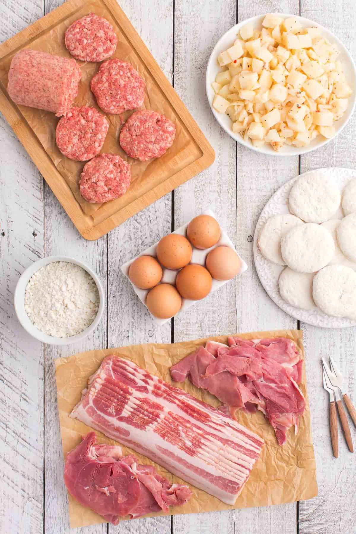 Ingredientes variados necessários para fazer uma tábua de café da manhã do Dia dos Pais.