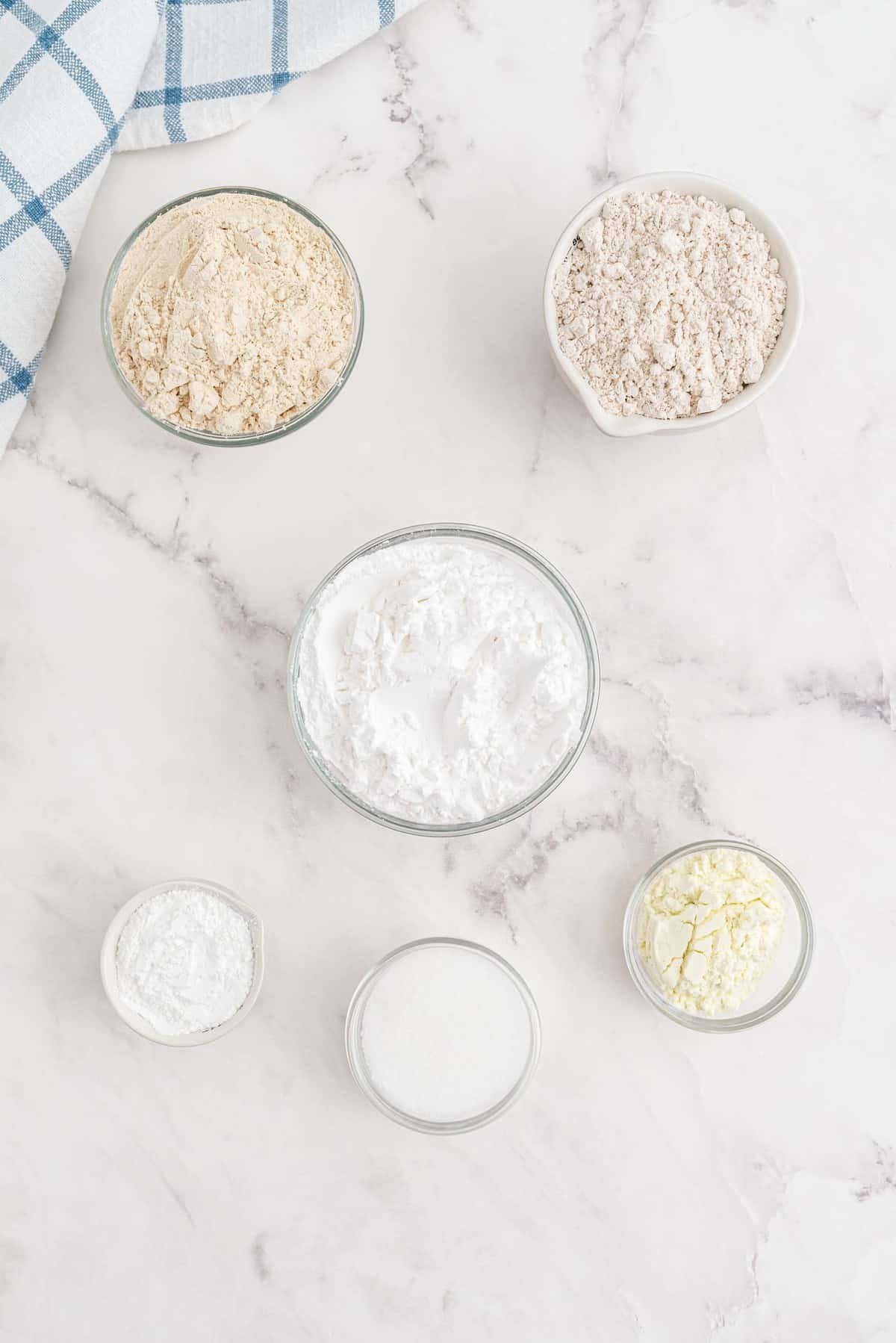 Visão aérea dos ingredientes necessários para fazer mistura de panqueca sem glúten.