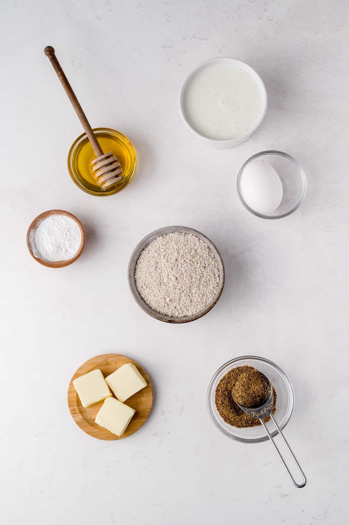 Ingredientes necessários incluindo aveia, mel, manteiga.
