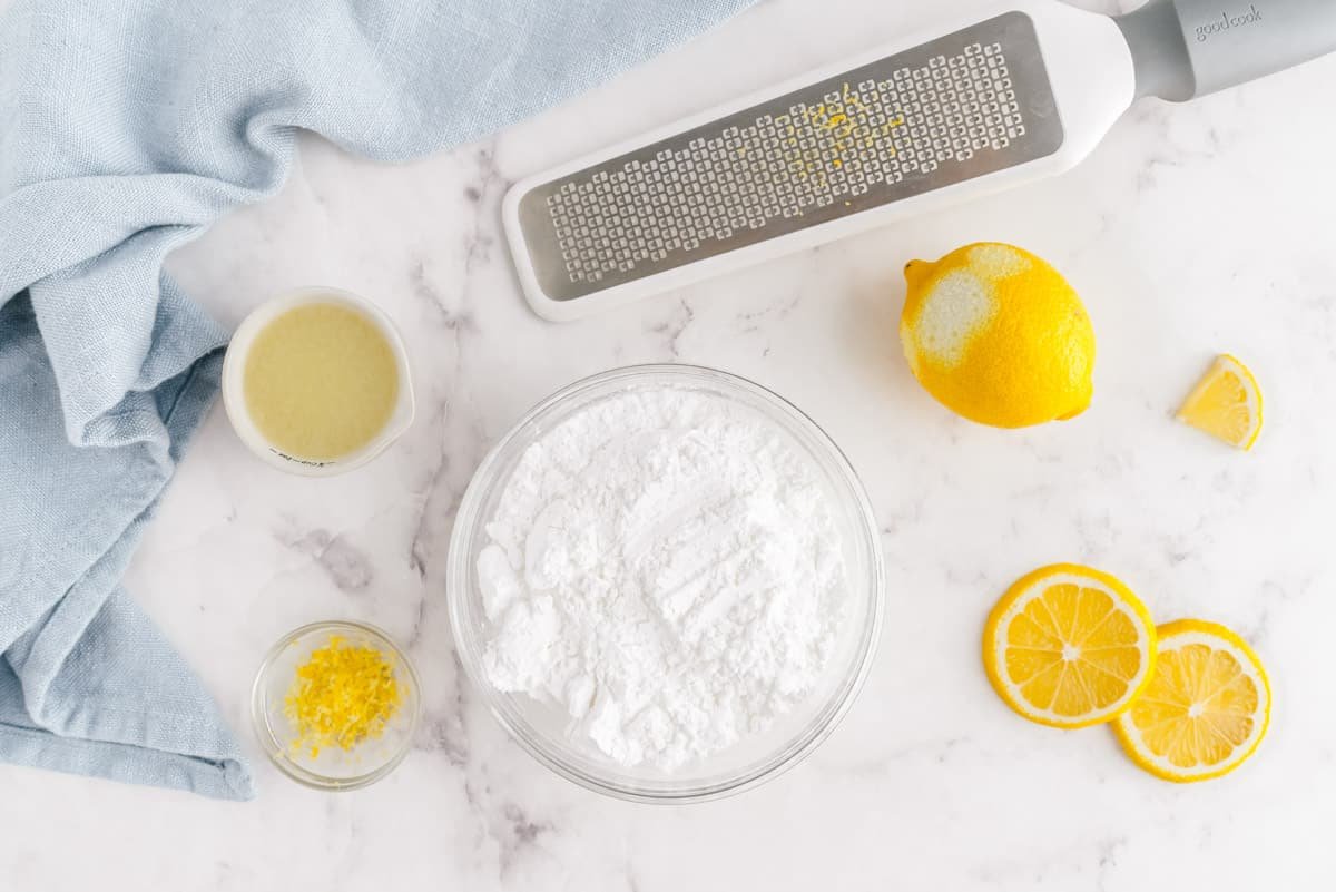 Preparando glacê de limão, limões sendo raspados.