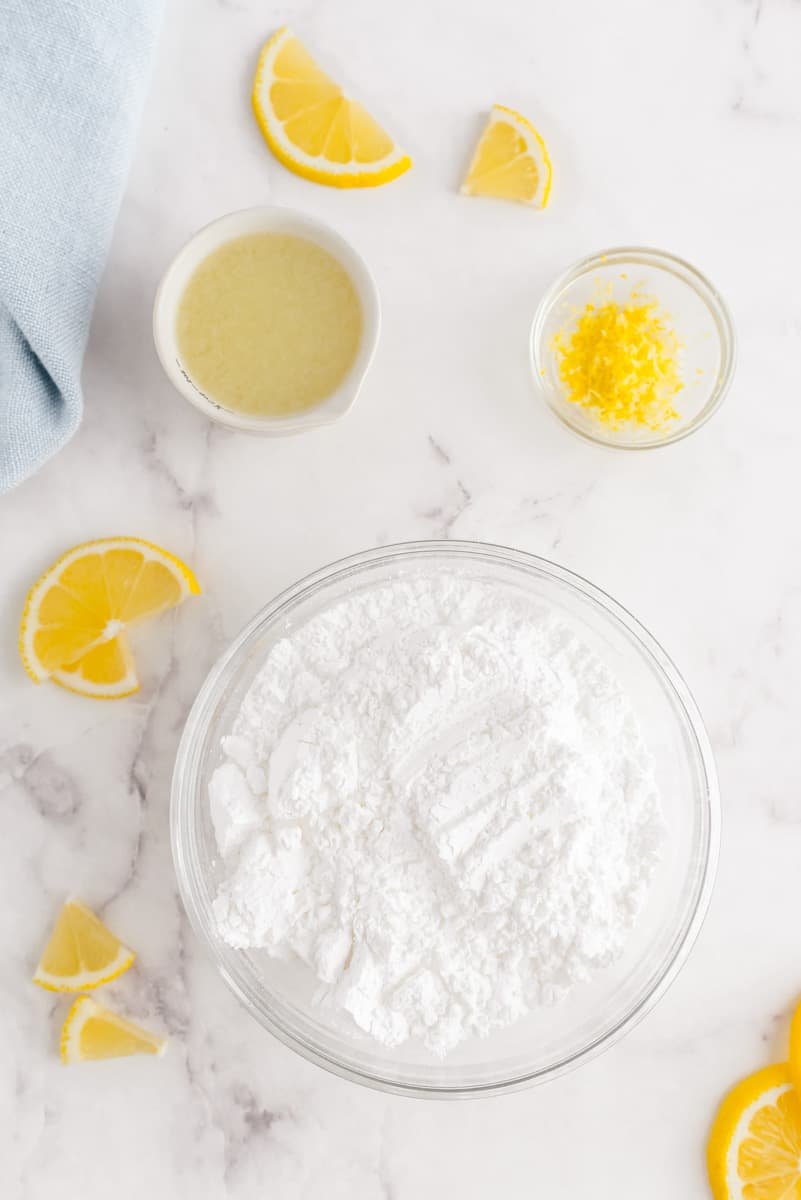 Visão aérea dos ingredientes necessários para fazer um glacê de limão fácil.