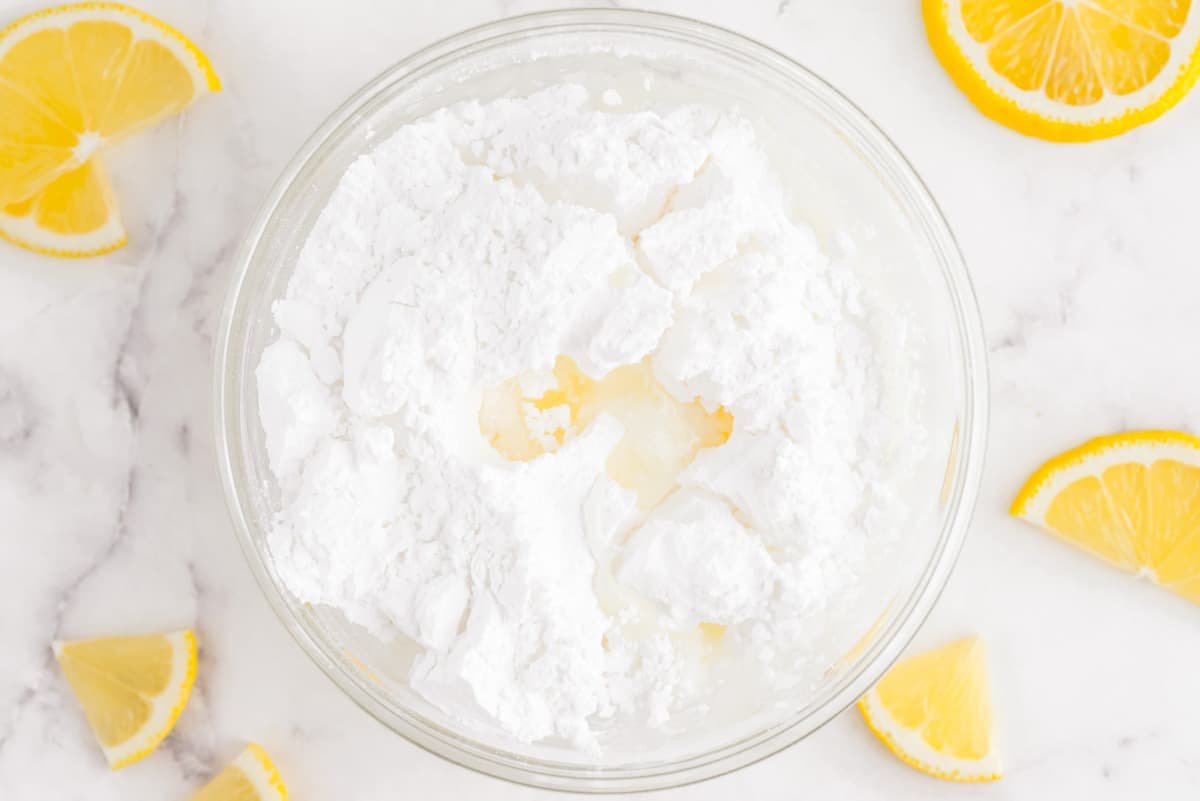 Açúcar de confeiteiro com suco de limão.