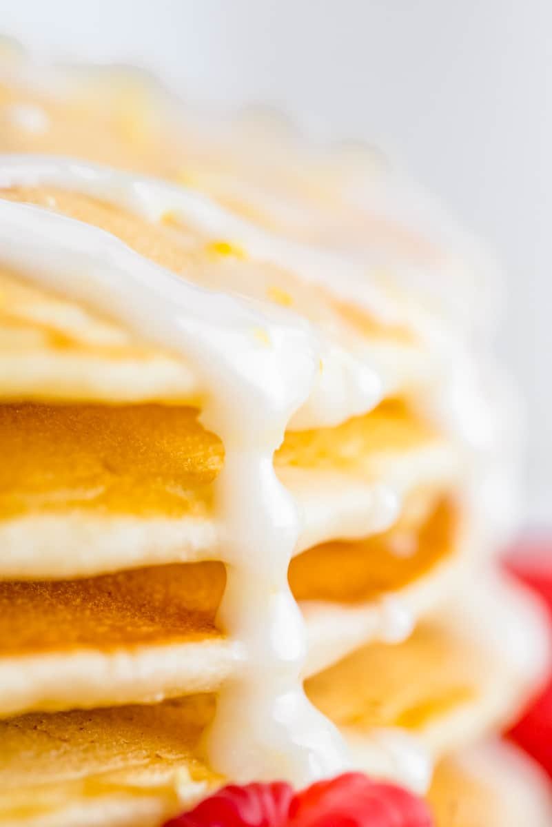 Glacê escorrendo em pilha de panquecas.