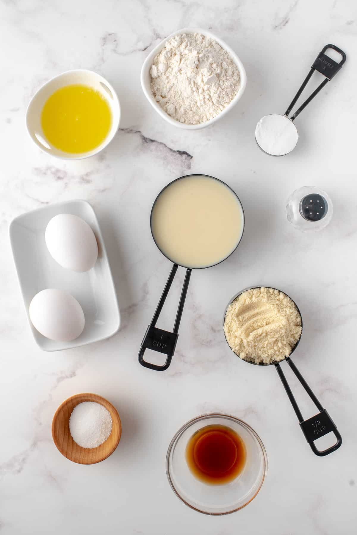 Ingredientes necessários para a receita, incluindo farinha de amêndoas.