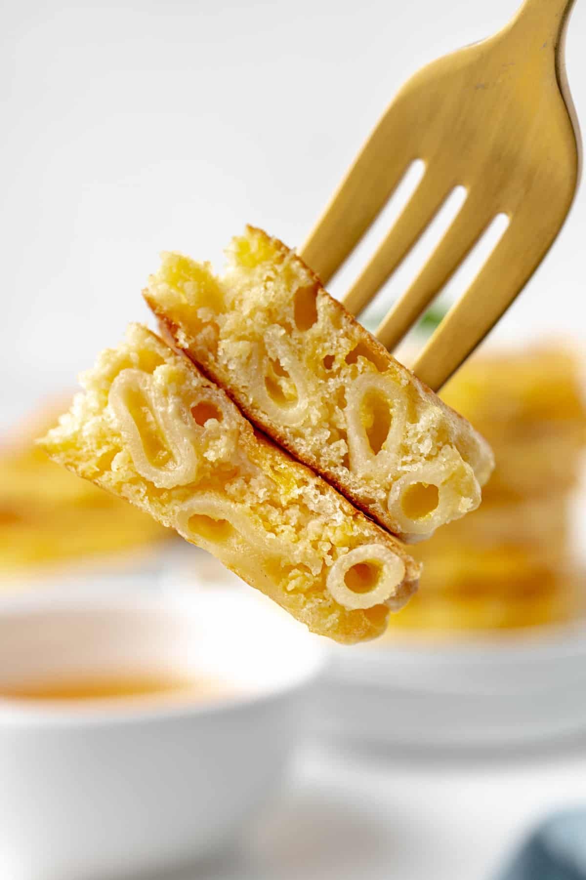 Panquecas de macarrão com queijo em um garfo.