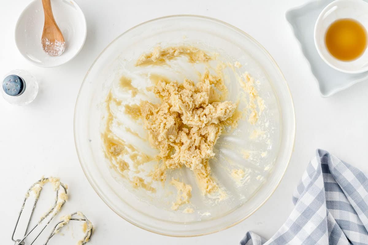 Manteiga de bordo sendo misturada.