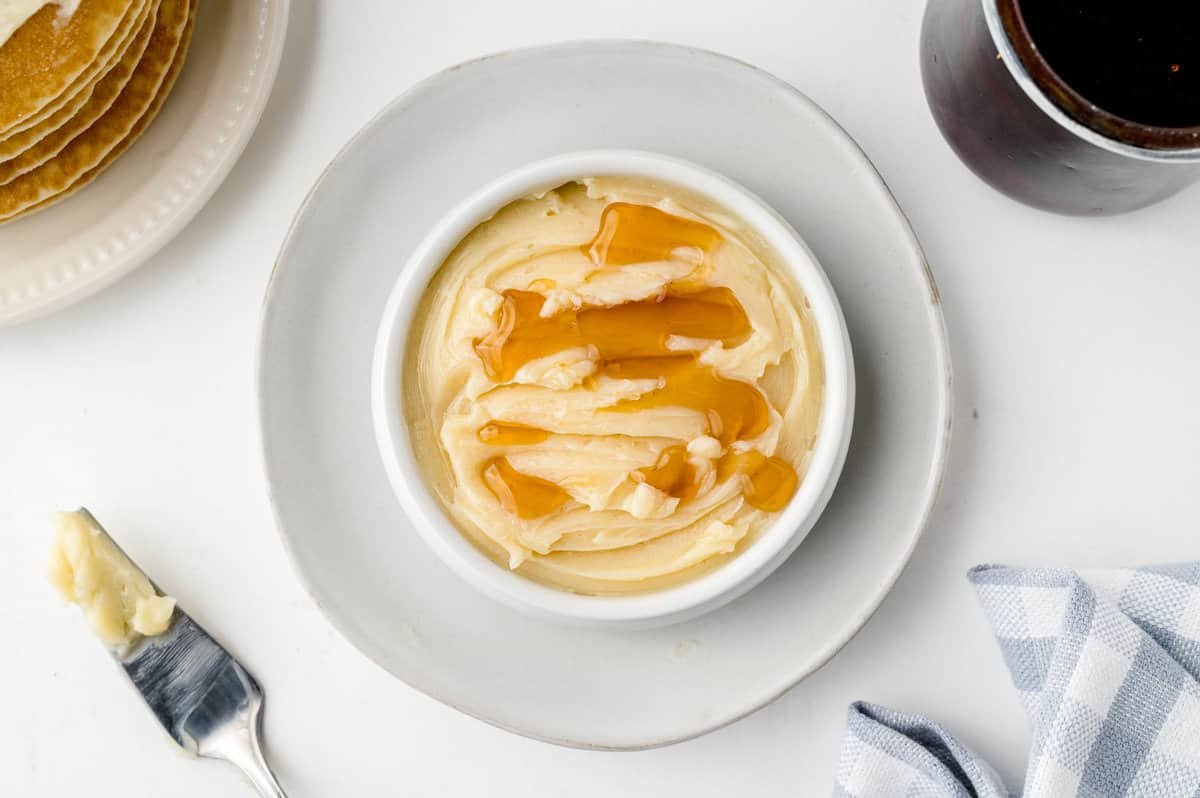 Manteiga de bordo com mais xarope de bordo por cima.