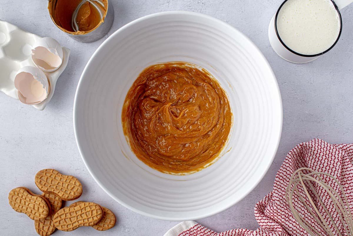 Ovos e manteiga de amendoim batidos juntos.