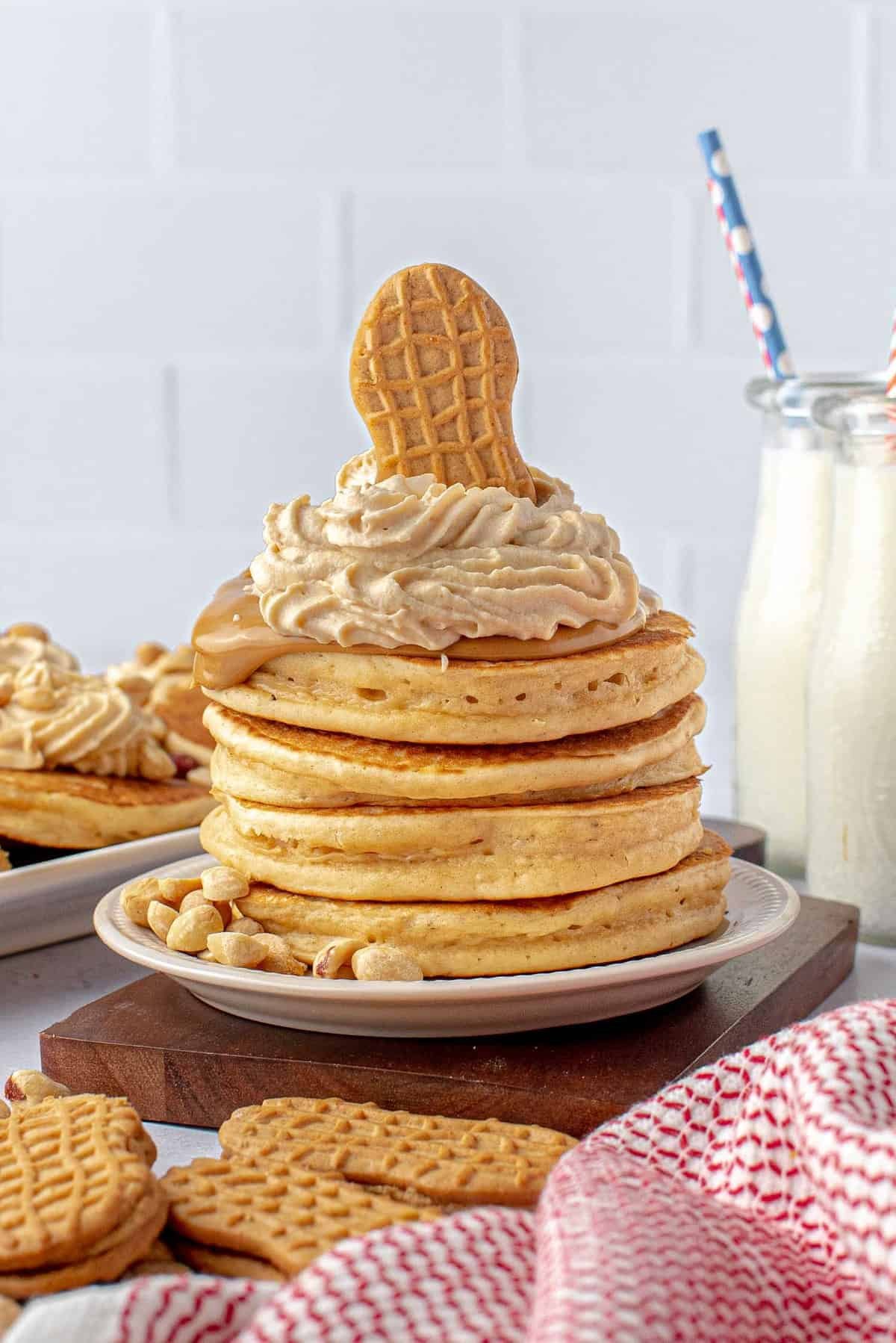 Panquecas cobertas com um biscoito nutter butter.