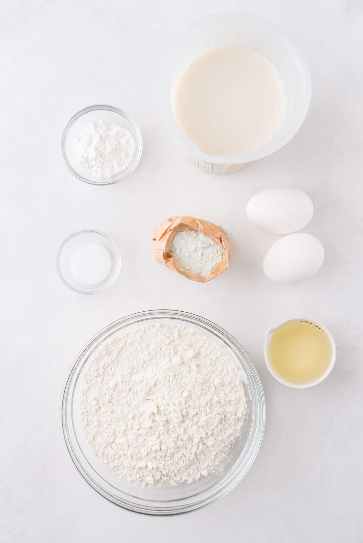 Vista aérea dos ingredientes necessários para fazer panquecas de pistacho.