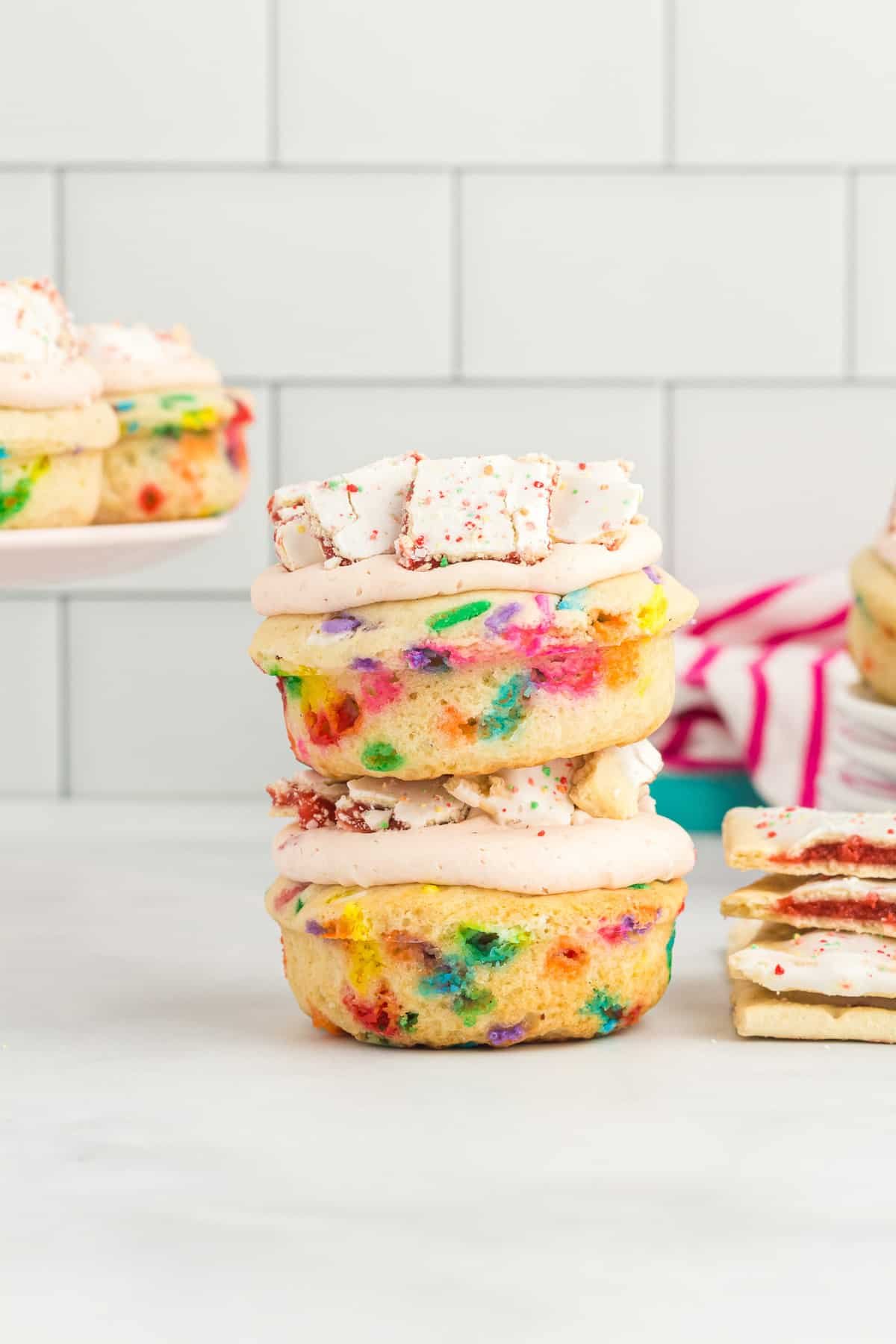 Dois donuts de pop tart com glacê de morango.