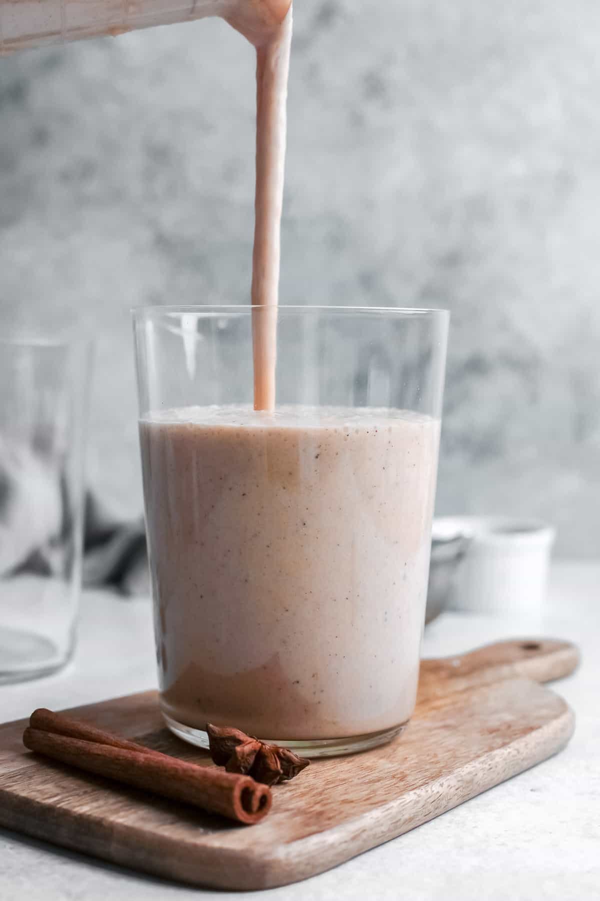 Smoothie sendo despejado em um copo.