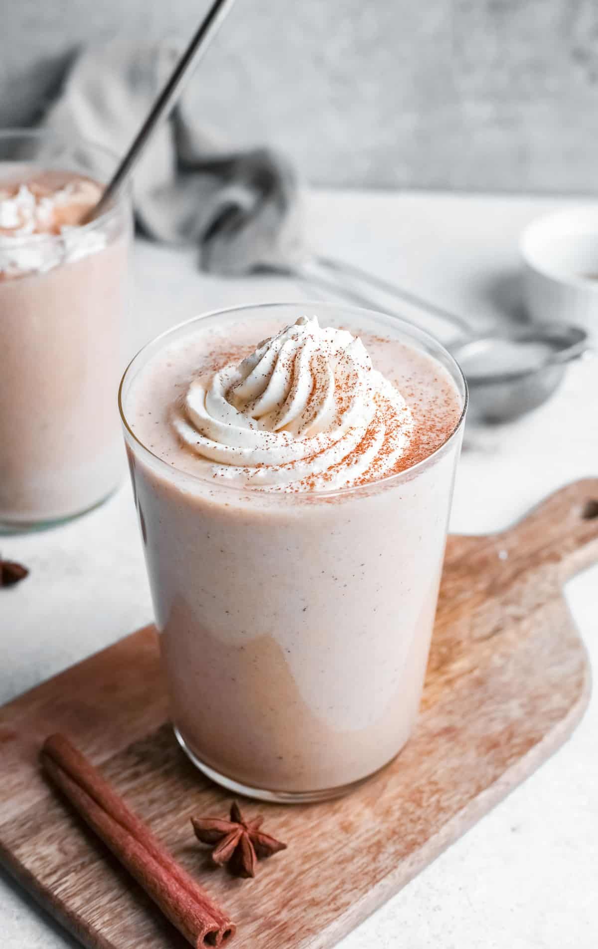 Smoothie de torta de abóbora coberto com chantilly e especiarias de torta de abóbora.