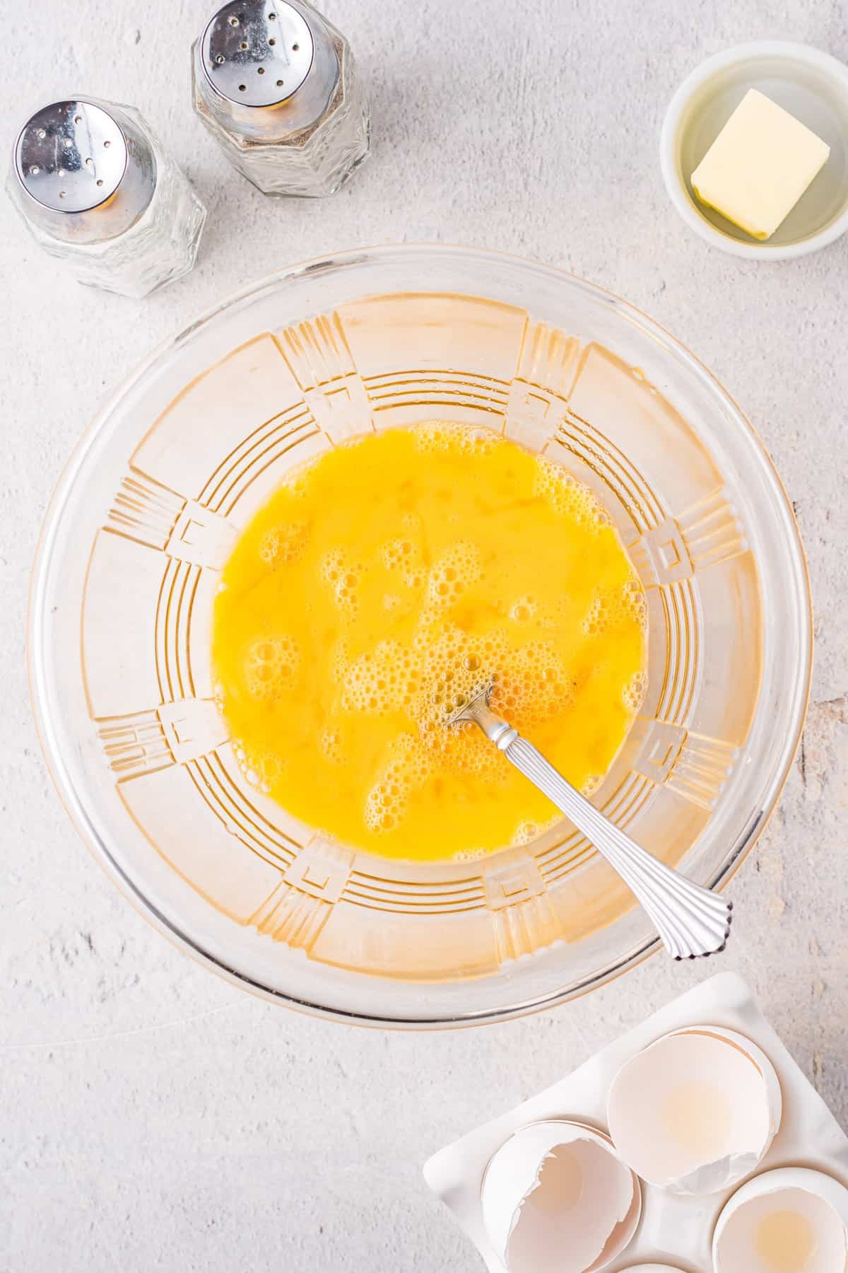 Ovos mexidos em uma tigela de vidro.