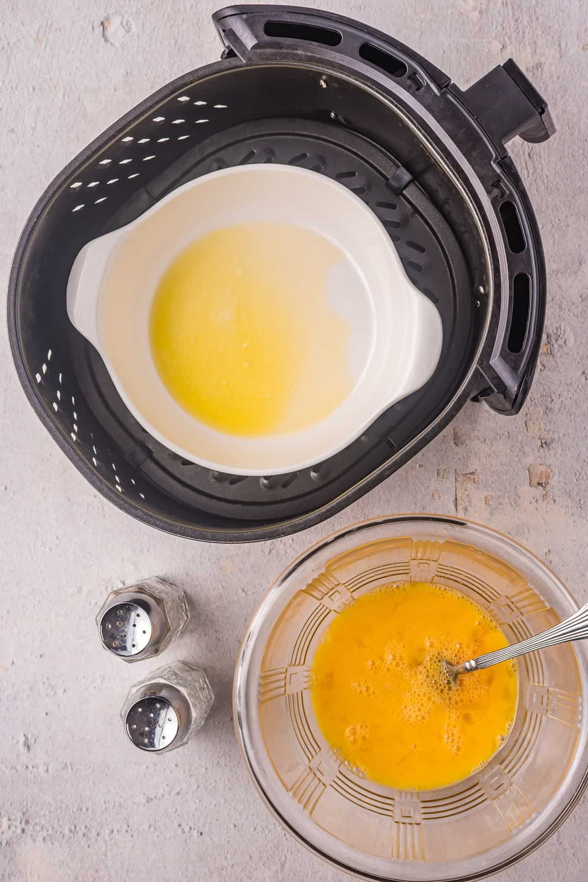 Manteiga derretida em um pequeno prato.