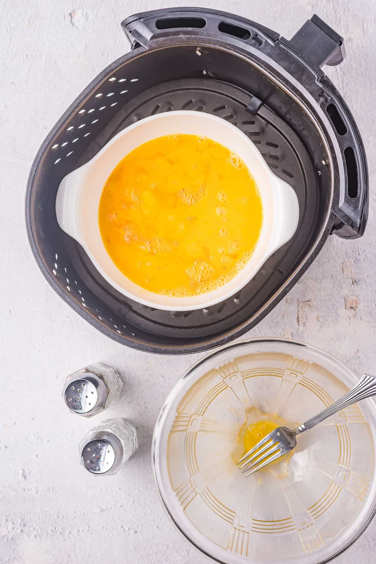Ovos crus em uma air fryer.