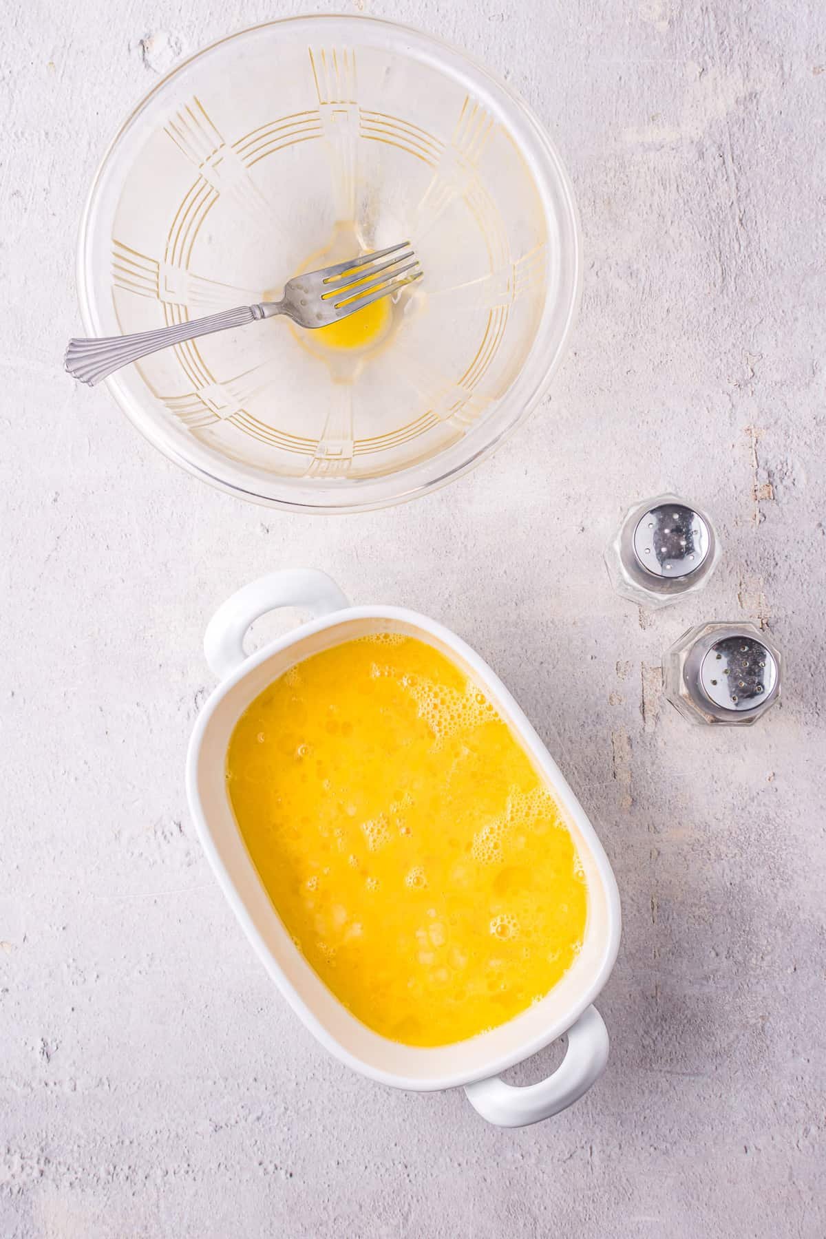 Ovos mexidos não cozidos em um prato de forno.