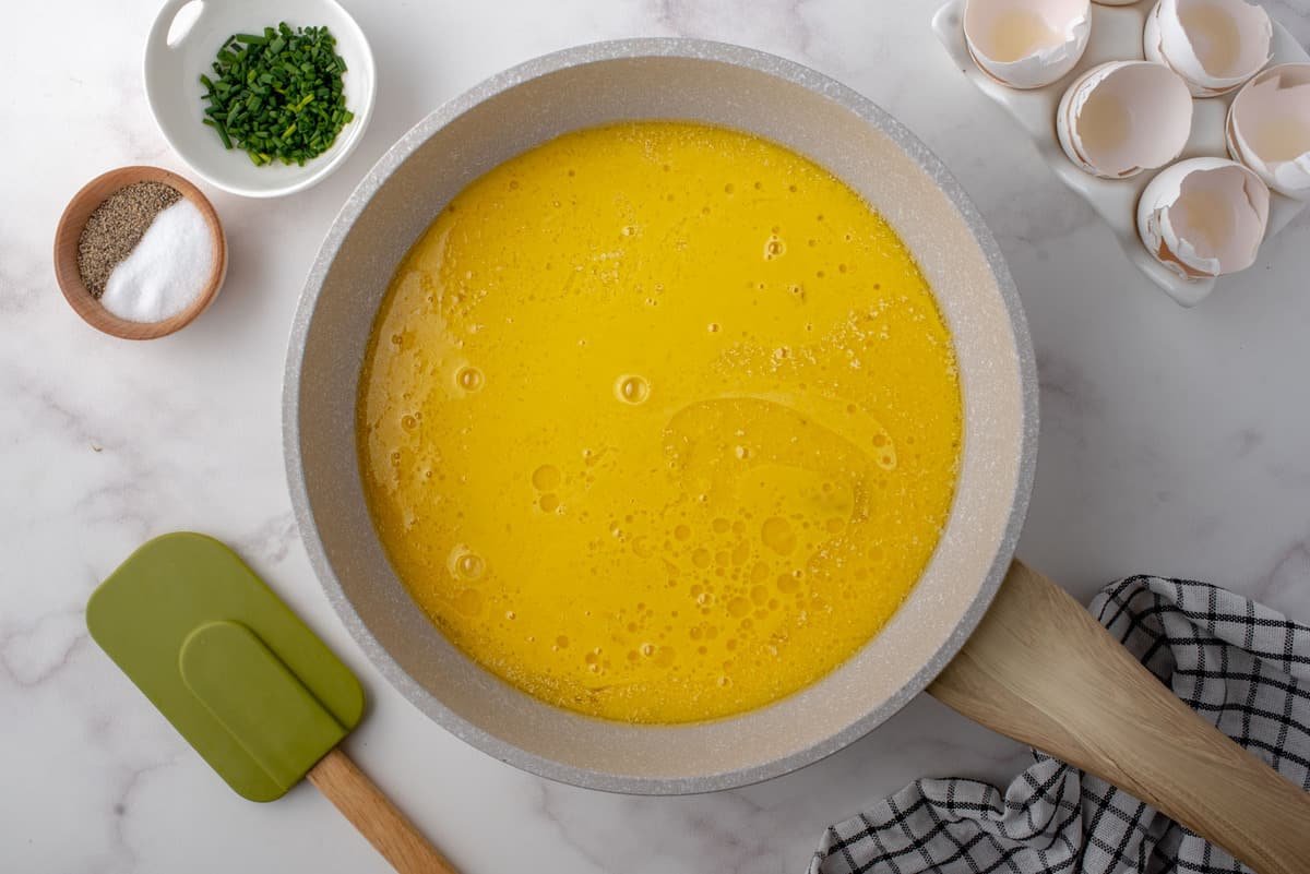 Ovos crus numa frigideira.