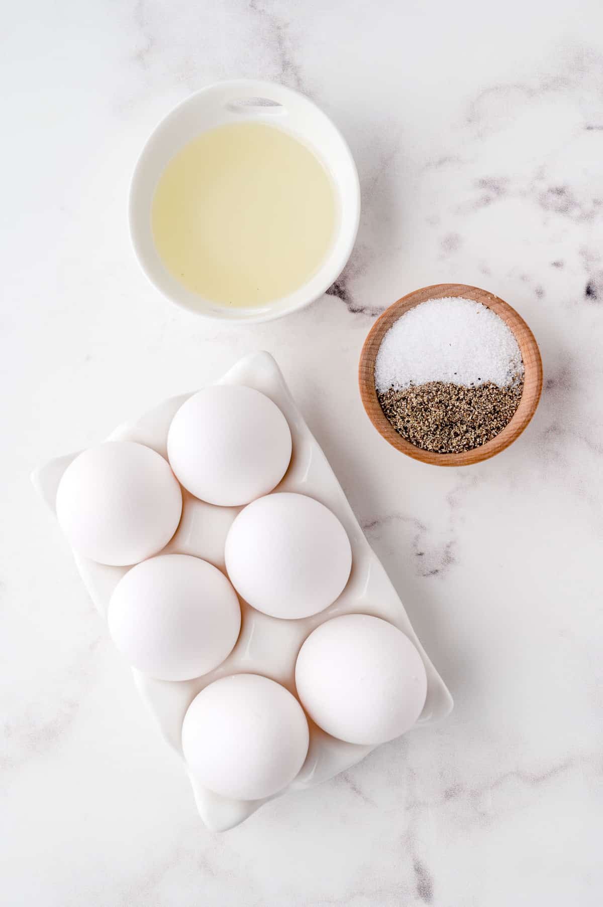 Ingredientes necessários para a receita, incluindo ovos, sal e pimenta.