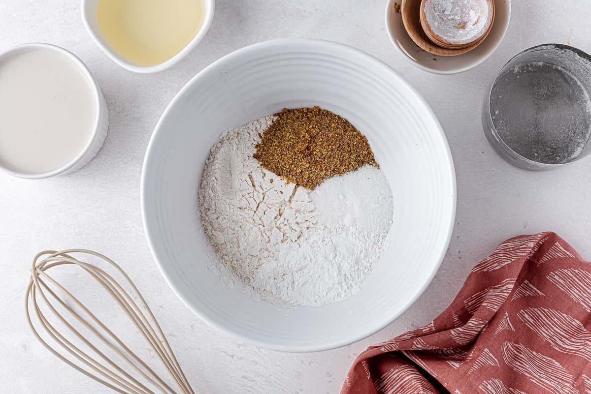 Ingredientes secos em uma tigela de mistura branca.