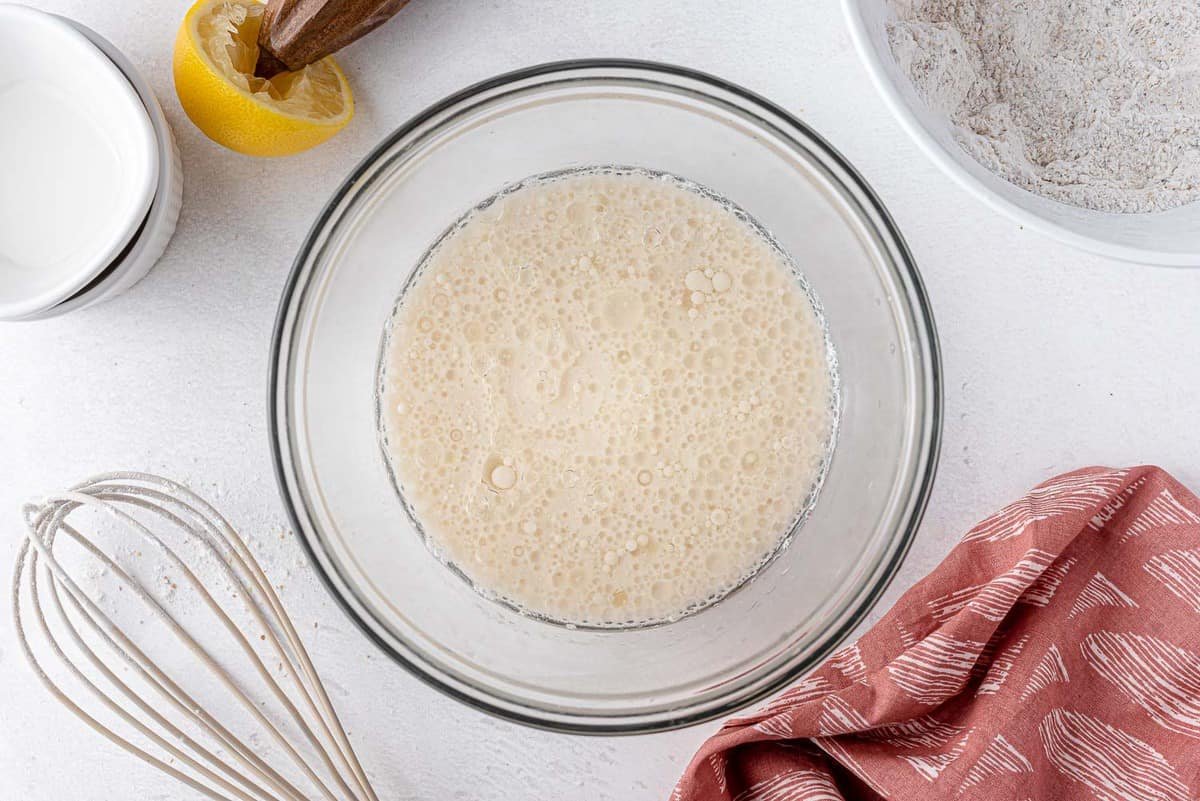 Ingredientes molhados em tigela.