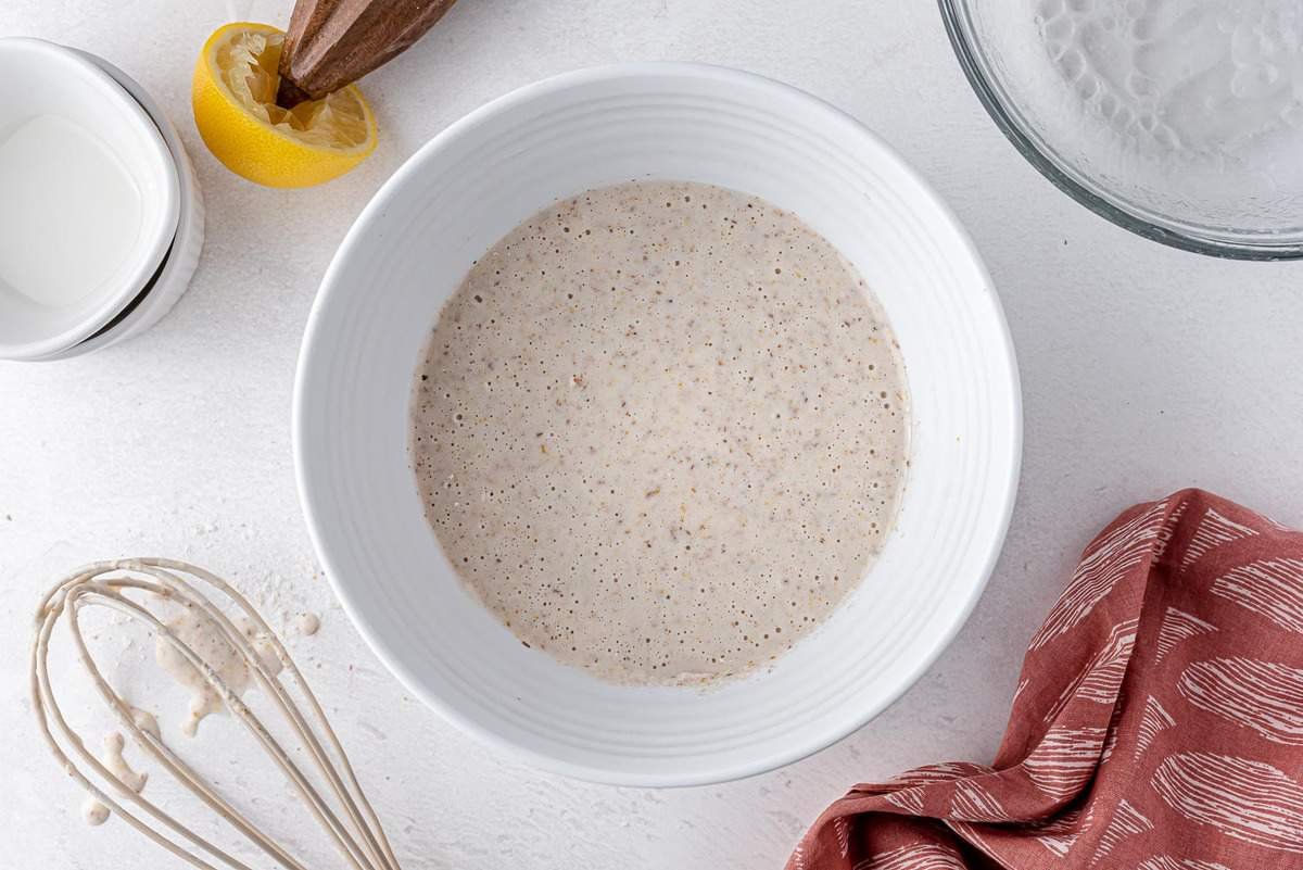 Bateria de panquecas em tigela branca.