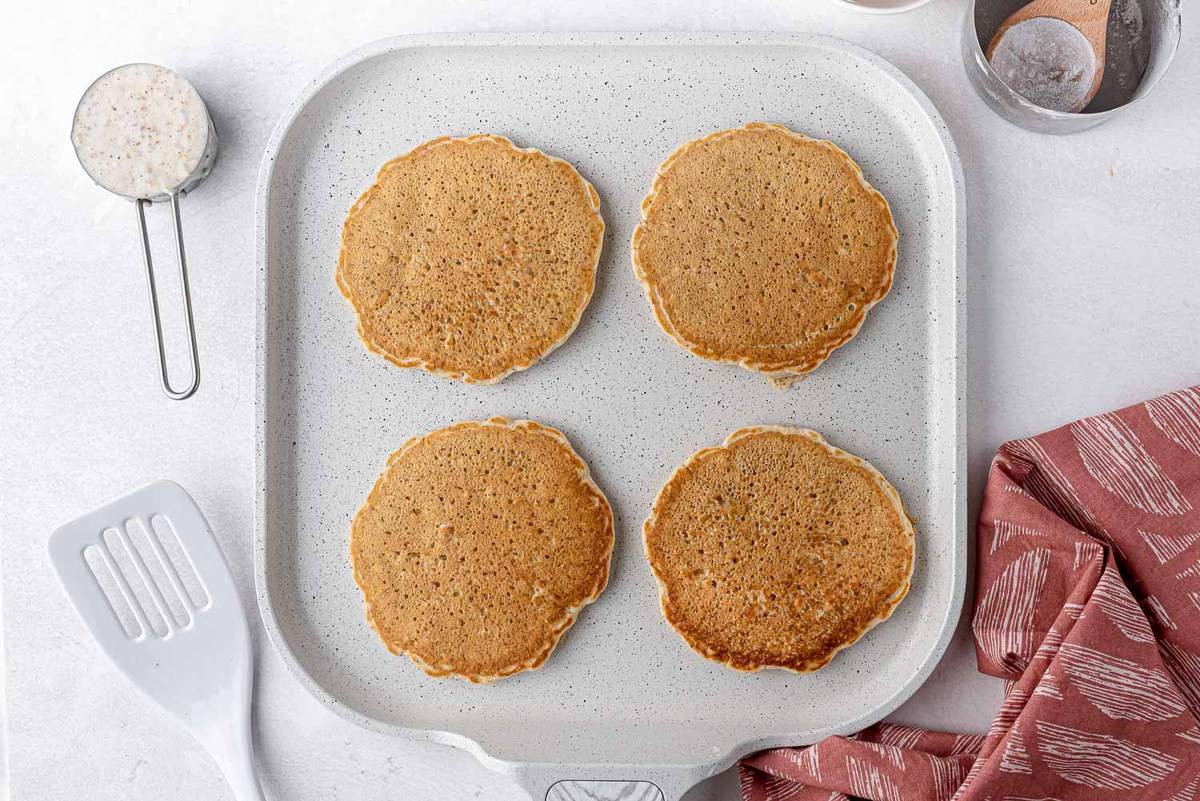 Panquecas cozidas em frigideira.